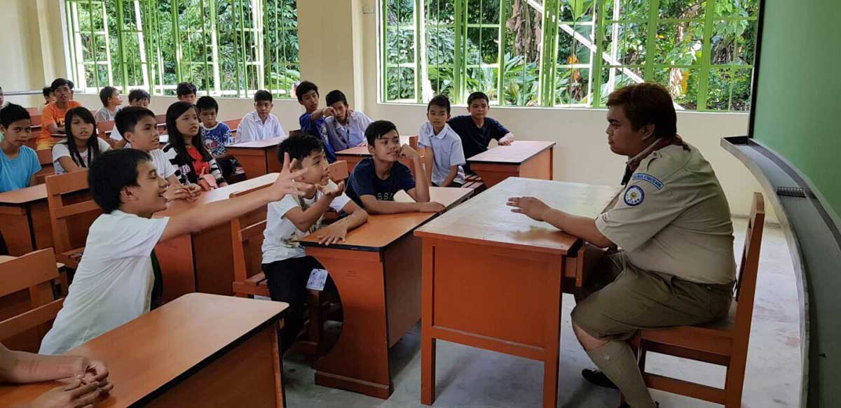 Neutral Desks Law The Cost Of Replacing School Armchairs Onenews Ph