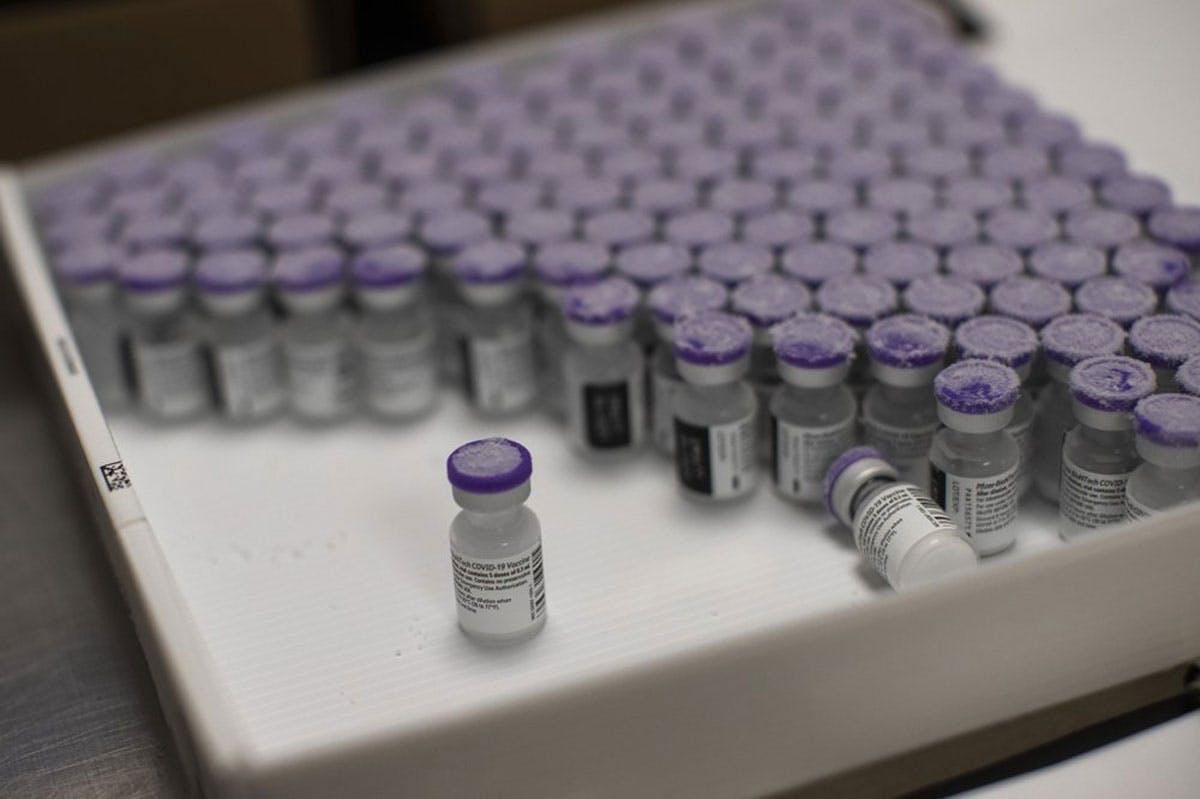Senators: Let LGUs, Private Sector Buy COVID-19 Vaccines; Palace Says Filipinos Can’t Choose Brand Of Free Shot