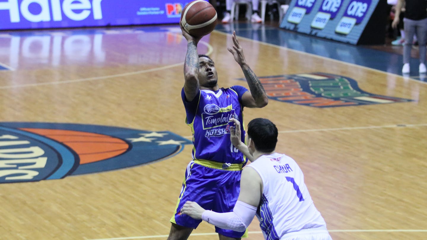 Calvin Abueva gets injury scare but appears to have avoided the worst 