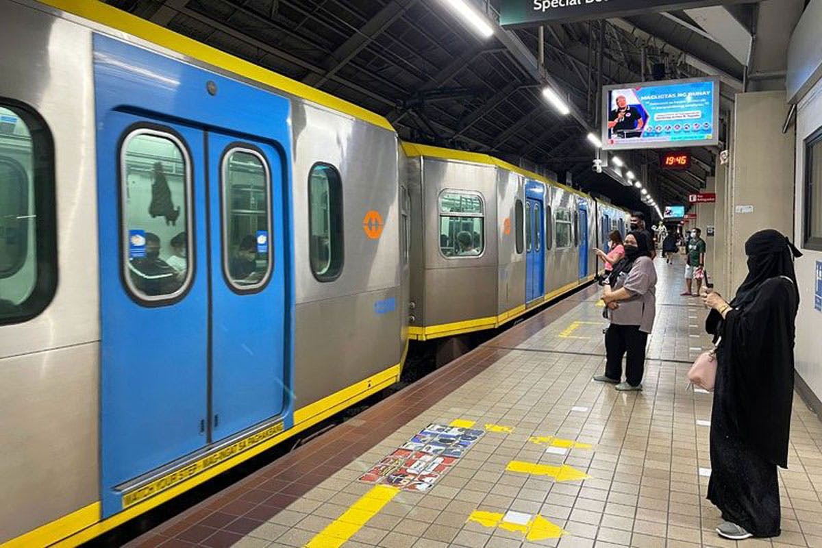 LRT-1 Management Vows To Reorient Staff After Viral Incident Of Passenger’s Finger Getting Stuck Between Train Doors