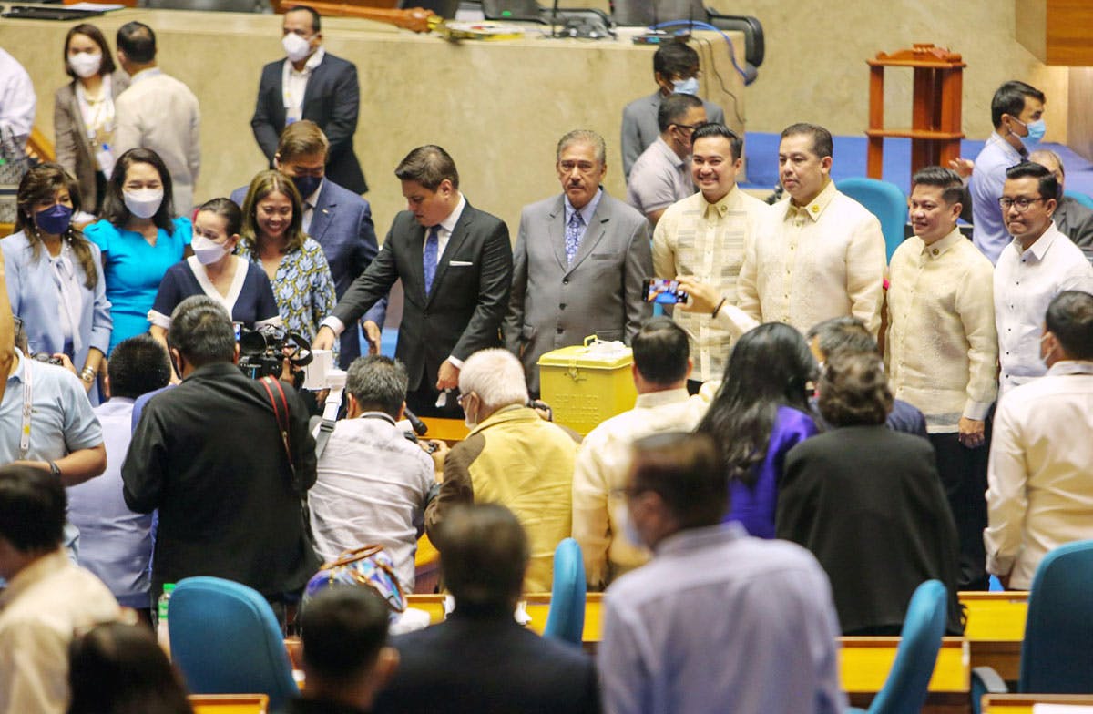 Congress Canvass Proceeds Quickly; No Objections From Leni Camp