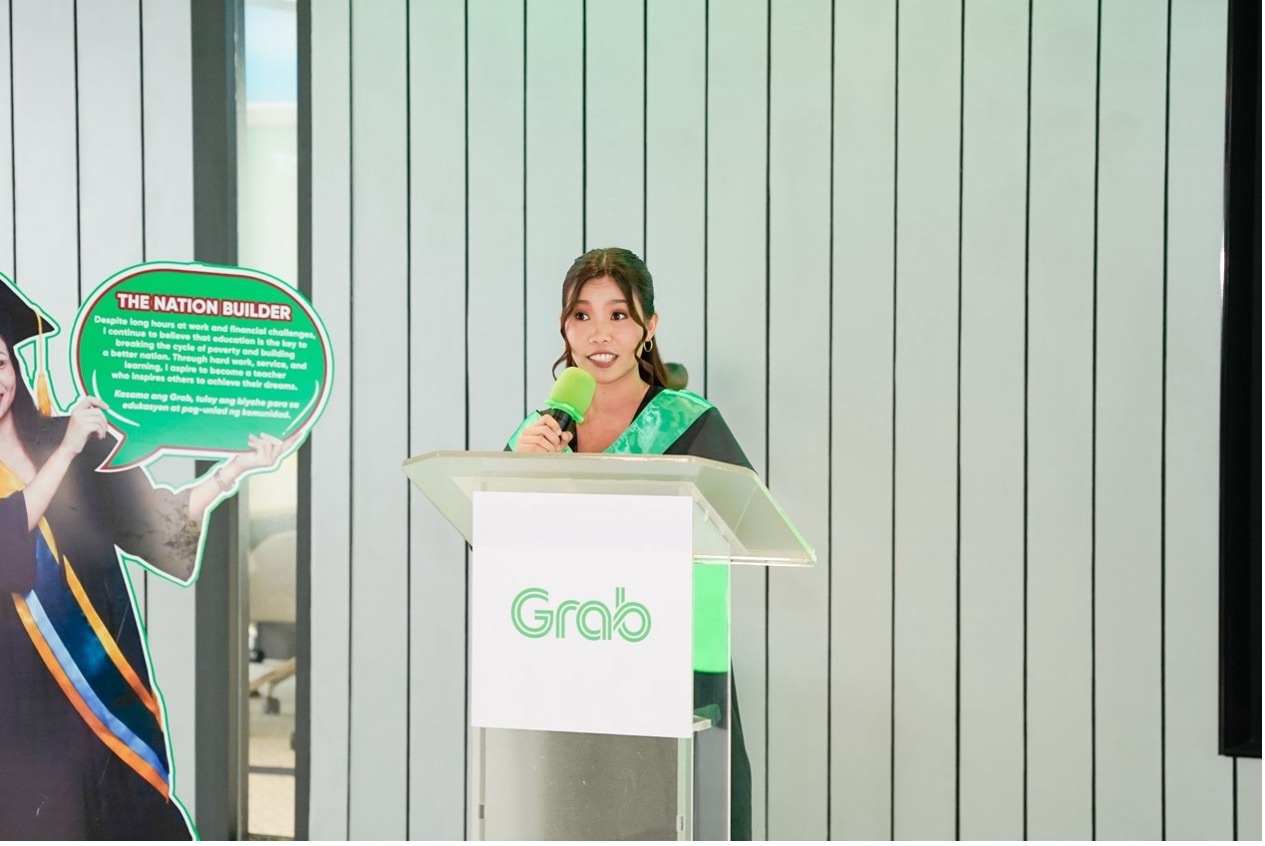 Education graduate and former Grab Iloilo working student Jessa Mae Tabares delivers a speech on behalf of her fellow graduates during the GrabScholar awards ceremony. Education graduate and former Grab Iloilo working student Jessa Mae Tabares delivers a speech on behalf of her fellow graduates during the GrabScholar awards ceremony.