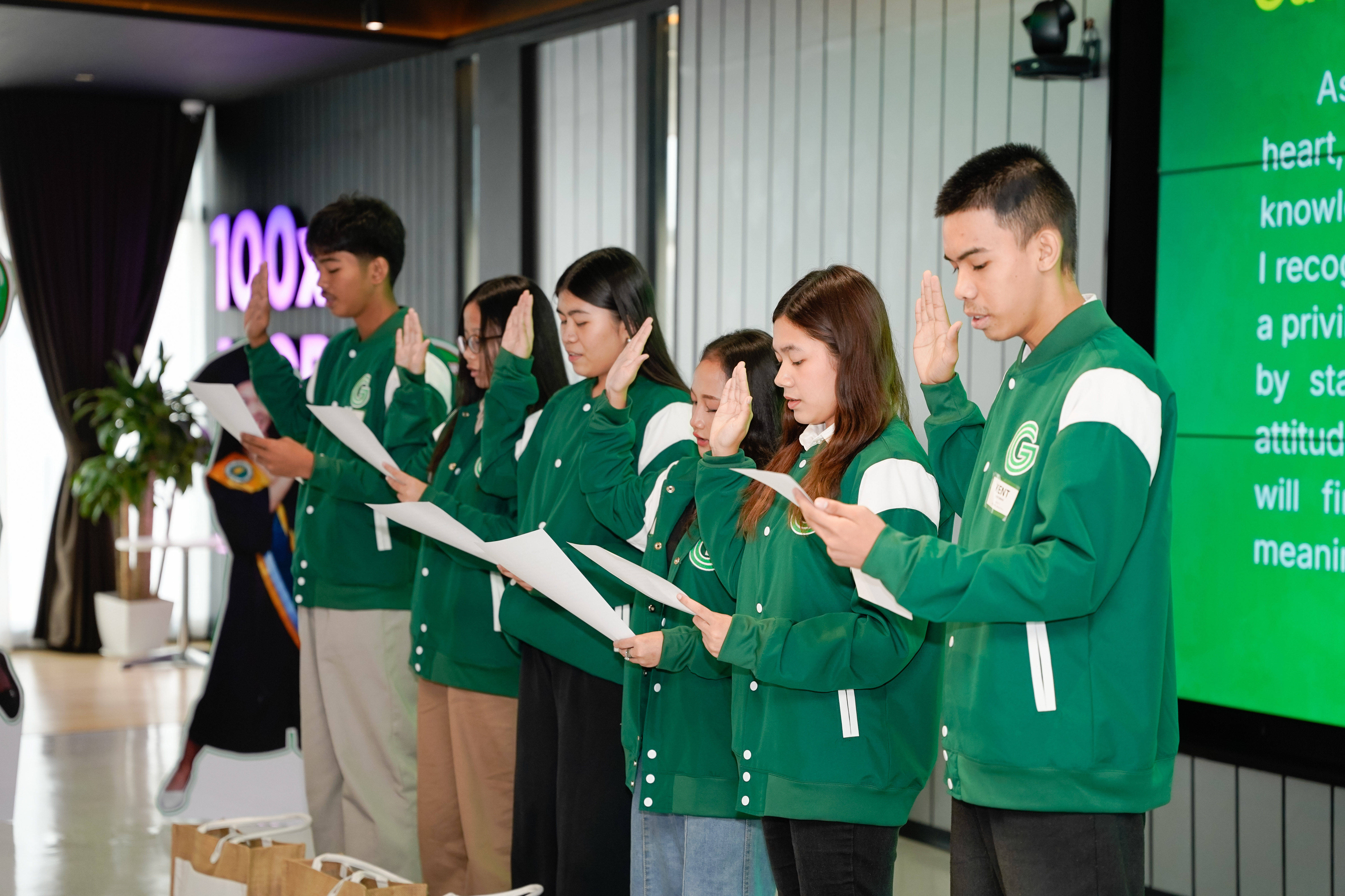 The fifth batch of GrabScholars (R-L) Karl Ariel Pomaloy, Kc Donaire, Princess Belle Otero, Shainaia Chlouie Chua, and Kent Lorenz Mayuman take their GrabScholar pledge The fifth batch of GrabScholars (R-L) Karl Ariel Pomaloy, Kc Donaire, Princess Belle Otero, Shainaia Chlouie Chua, and Kent Lorenz Mayuman take their GrabScholar pledge