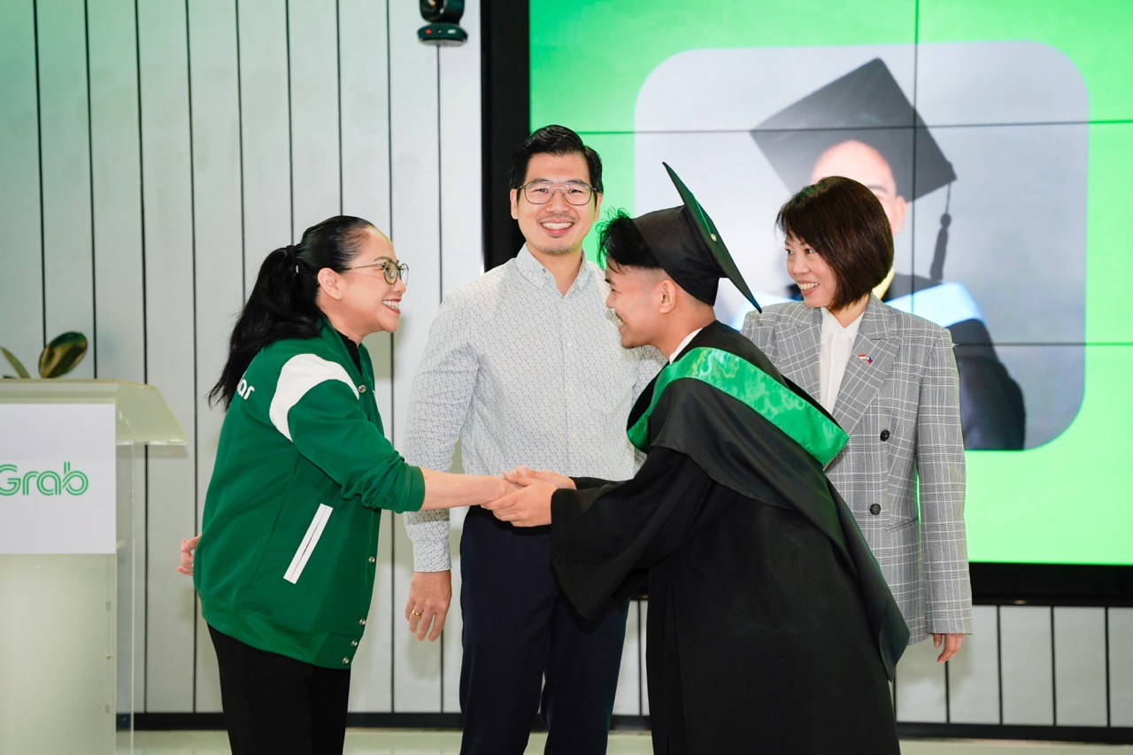 Grab Financial Group Philippines President CJ Lacsican congratulates GrabScholar graduate John Lloyd Villa alongside DepEd Undersecretary Hon. Edson Sy and Singapore Ambassador to the Philippines H.E. Constance See. Grab Financial Group Philippines President CJ Lacsican congratulates GrabScholar graduate John Lloyd Villa alongside DepEd Undersecretary Hon. Edson Sy and Singapore Ambassador to the Philippines H.E. Constance See.