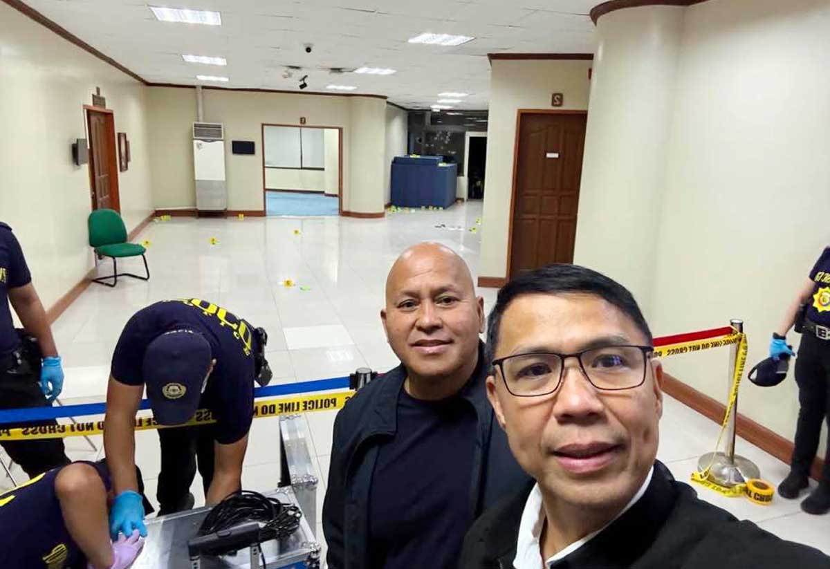 WATCH: Lawyers Say Dela Rosa Still In The Senate Amid Speculations He Would Sneak Out Amid Chaos WATCH: Lawyers Say Dela Rosa Still In The Senate Amid Speculations He Would Sneak Out Amid Chaos
