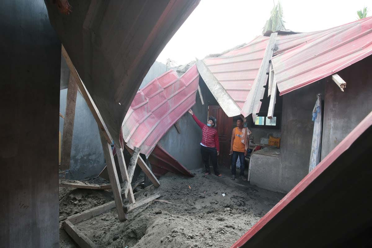Taal Alert Level Lowered To 3; DSWD Worker Breastfeeds Baby Evacuee As Problems Remain