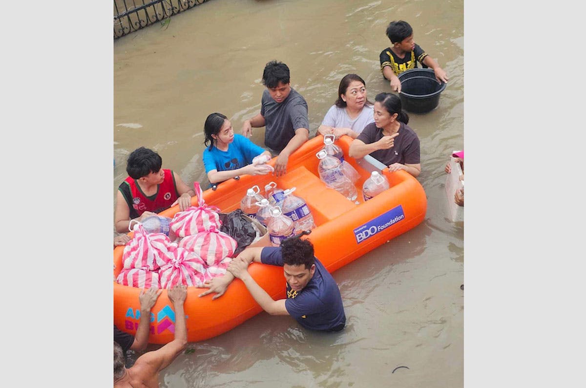 LOOK: Leni Robredo, Coast Guard, Others Brave Floods To Bring Help In Submerged Areas Due To Kristine