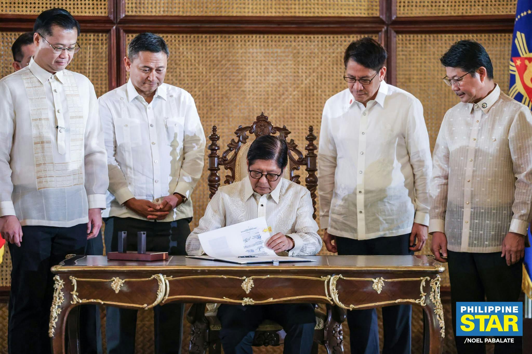 Marcos Signs Law Expanding Gov’t Assistance To Tertiary Students
