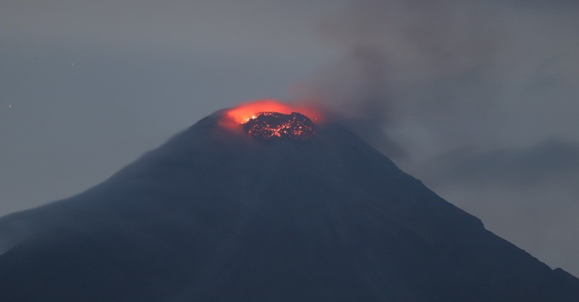 Thousands Evacuated; Mayon Eruption Looms | OneNews.PH