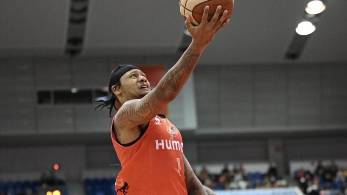 Ray Parks Jr., Osaka win third straight game after blasting Alphas