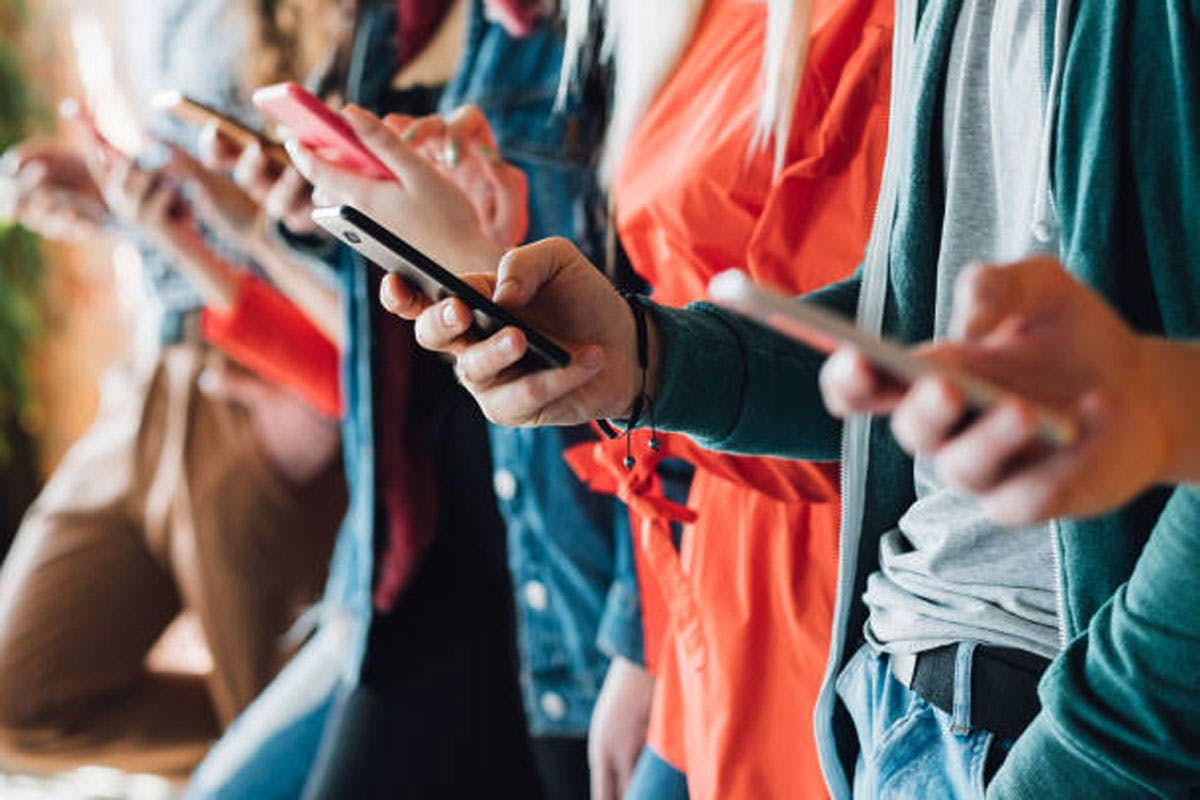 Pinoys On Mobile Phone Nearly Entire Day – Study