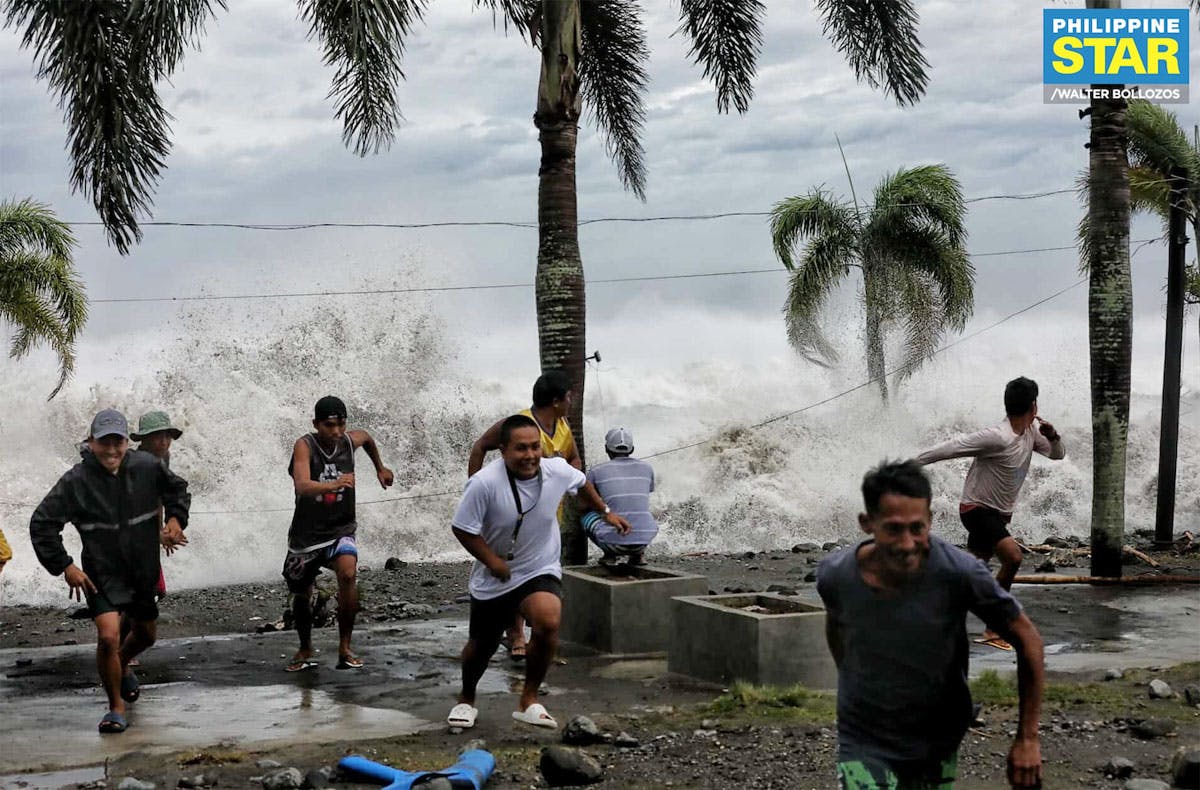 VIRAL: Photo Of Men Smiling As They Flee Uwan’s Fury In Aurora