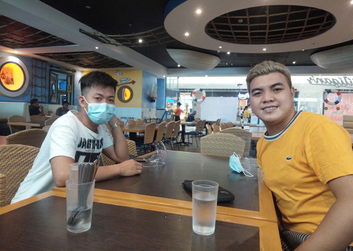 ‘Sayang ‘Yung Time,’ Says Student Who Attends Online Classes While Doing Construction Work