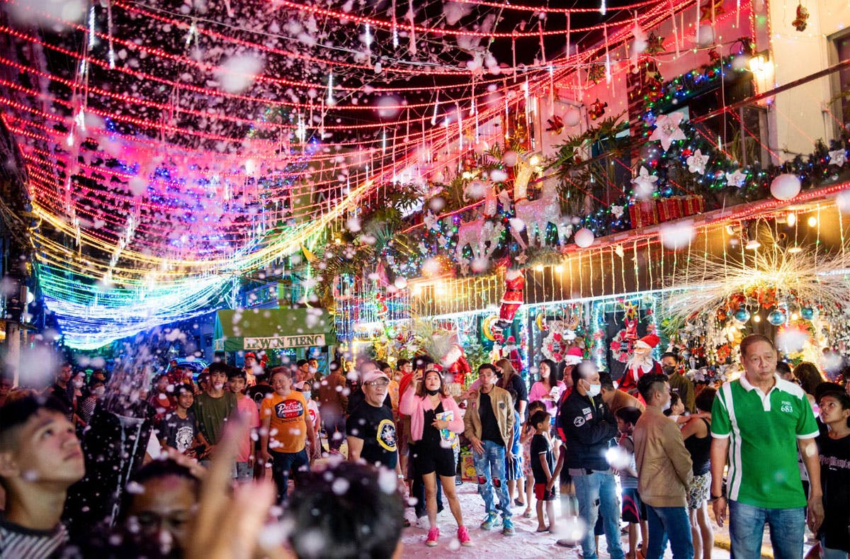 IN PHOTOS: Street In Manila Transforms Into Christmas Wonderland With Santas, Snowfall