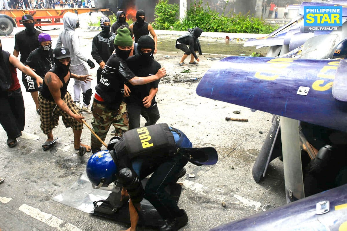 Violence Erupts In Mendiola; Masked Youths Attack Cops