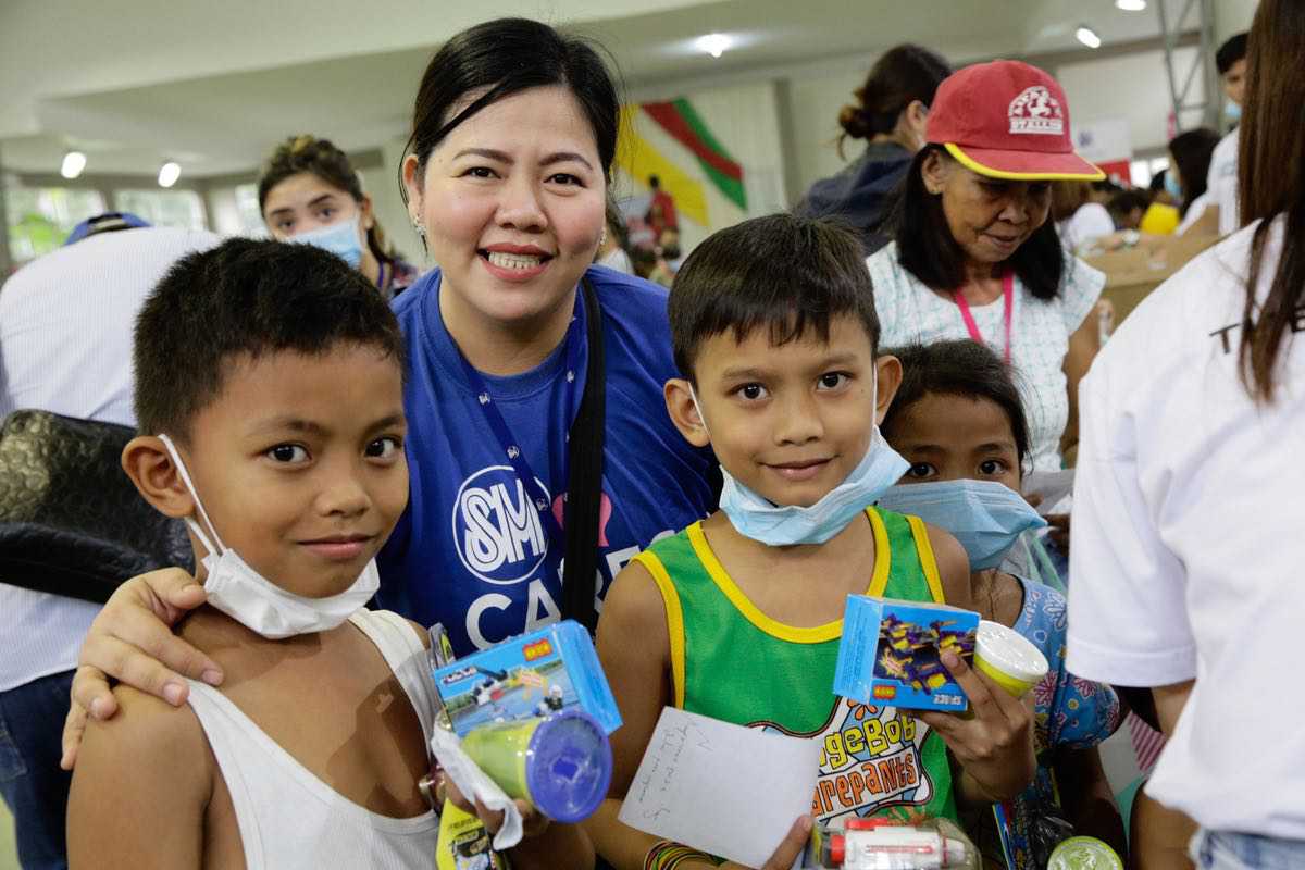 Cheridel, SM’s Elevator Girl uplifts the spirits of these young boys while they pick their new toys. Cheridel, SM’s Elevator Girl uplifts the spirits of these young boys while they pick their new toys.