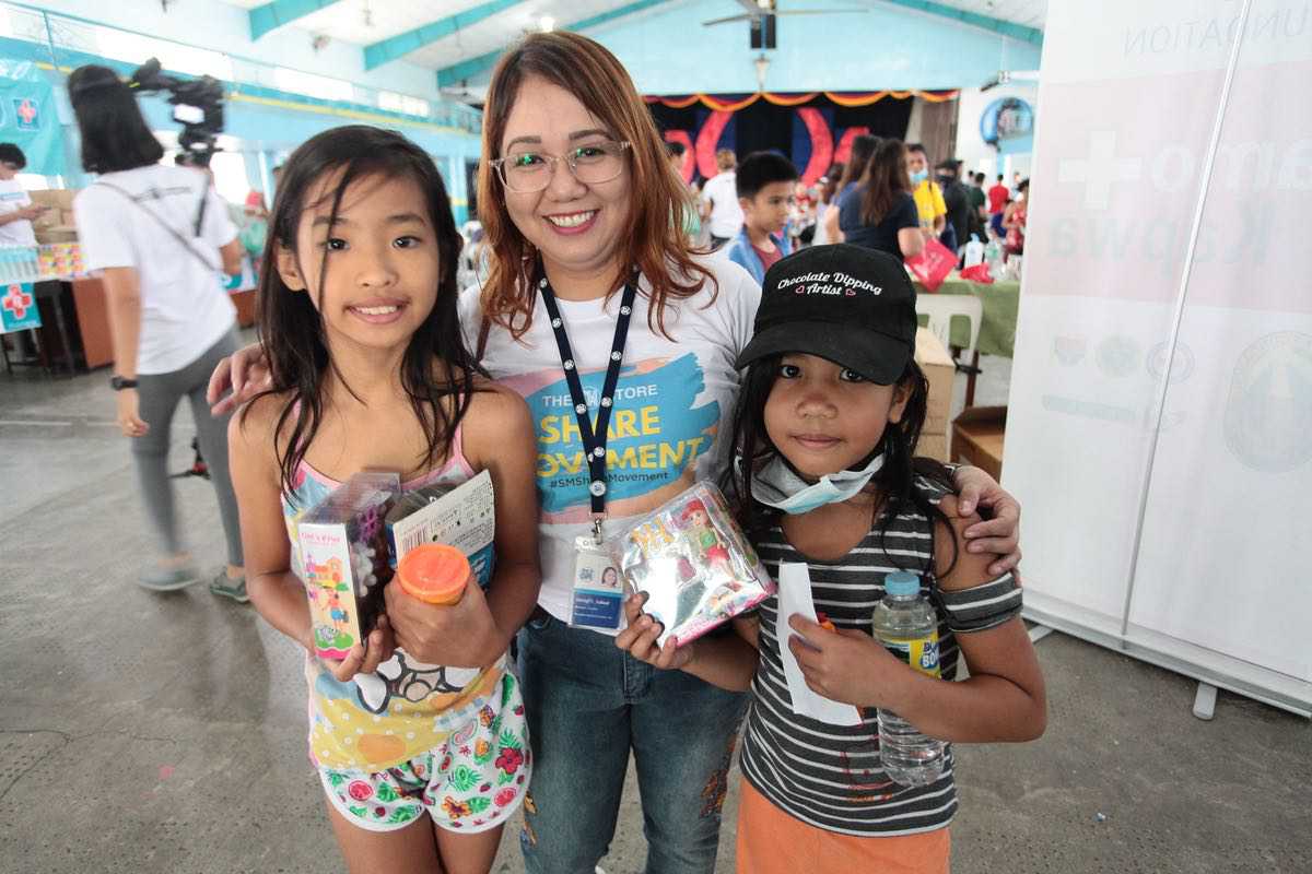 The SM Store Lipa Counter Manager Sheryl Tahud bonds with these girls as they received their new Play Doh clays and playsets. 