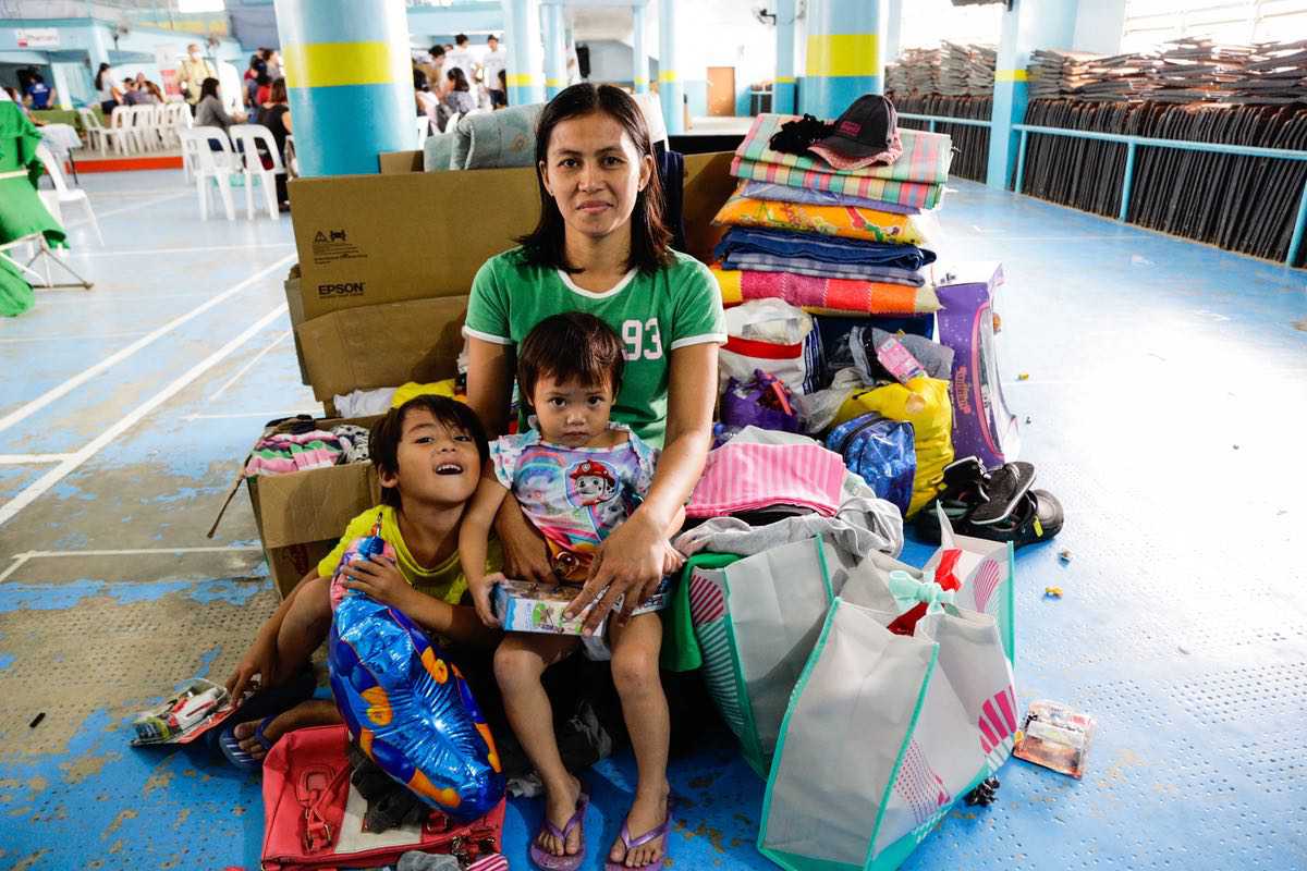 Lisa De Rojas and her kids Cyron James and Faith Audrey were happy with the toy donations given by SM Shoppers through The SM Store. 